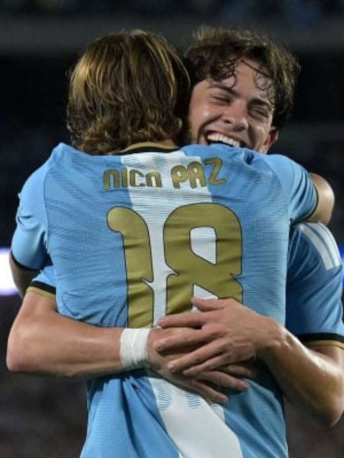 Giay surpreende imprensa argentina ao ser titular no adeus de Messi