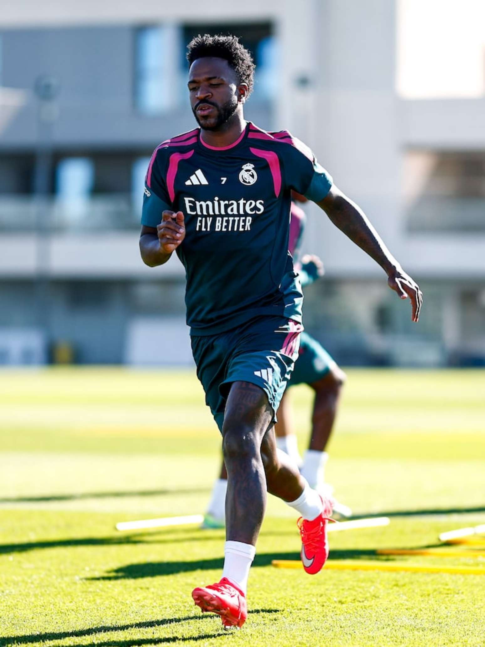 Imagem da matéria: Vini Jr. é flagrado por câmeras empurrando funcionário após expulsão pelo Real Madrid