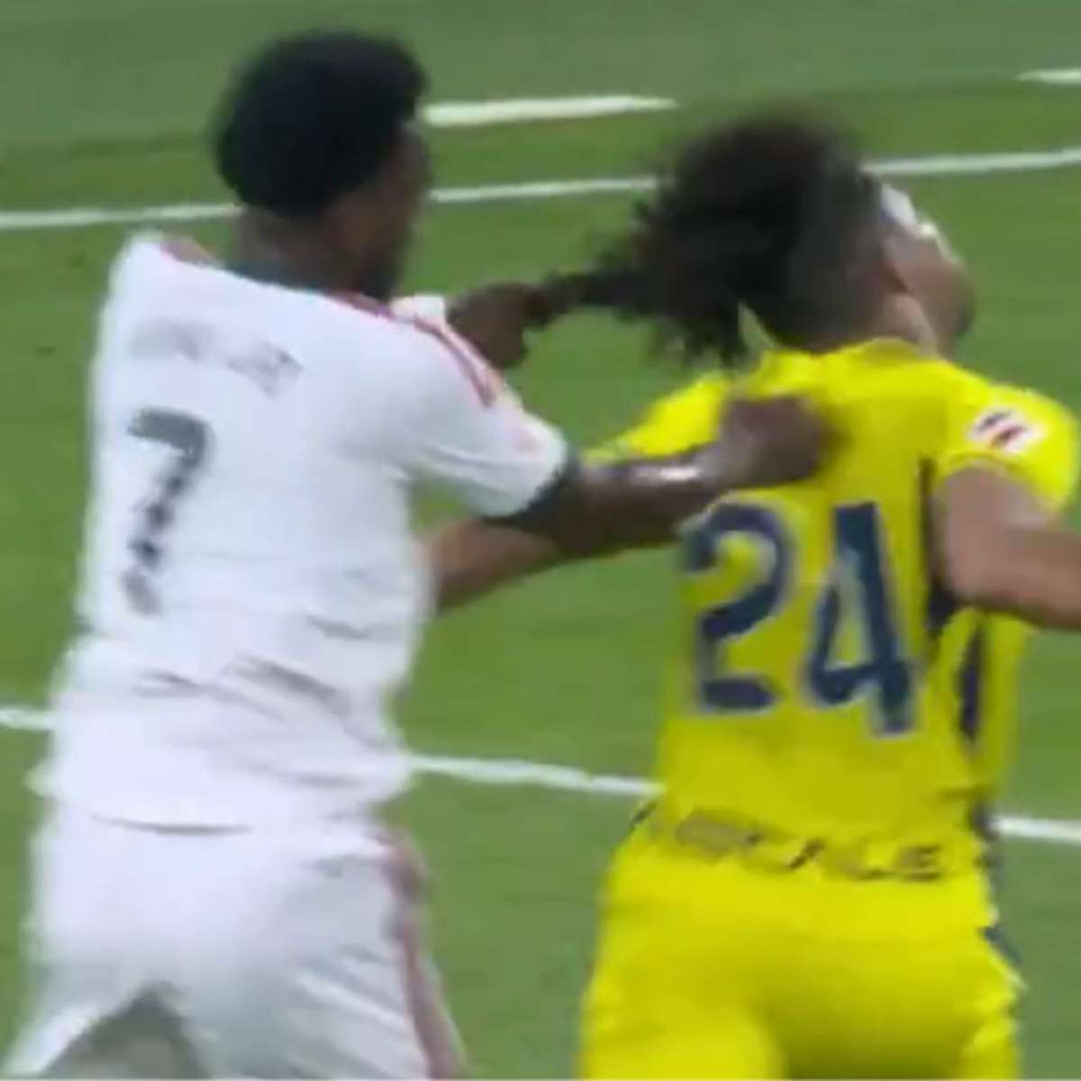 Vini Jr. é flagrado por câmeras empurrando funcionário após expulsão pelo Real Madrid