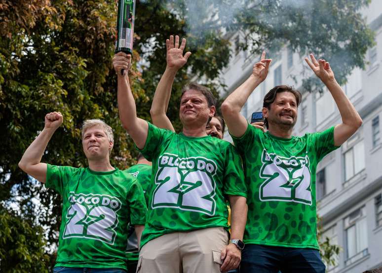 Dancinha funk, problema técnico e tietagem da PM: como foi o ‘bloco’ de Flávio Bolsonaro em São Paulo