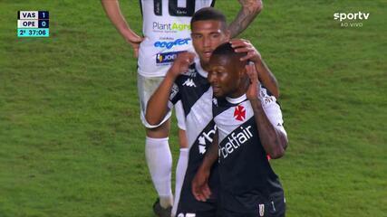 Aos 37 min do 2º tempo - chute de fora da área defendido de Loide Augusto do Vasco contra o Operário