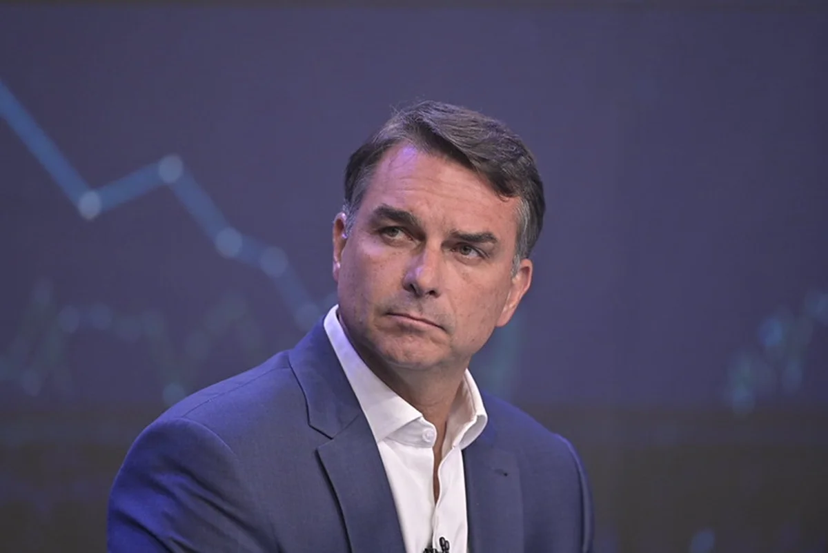 Imagem colorida do Flávio Bolsonaro - Metrópoles