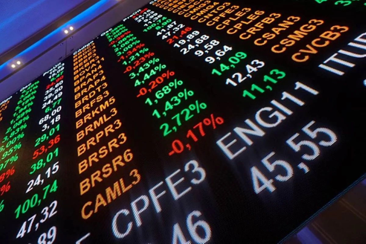 Bolsa fecha em queda após abrir em alta com dólar e petróleo em baixa