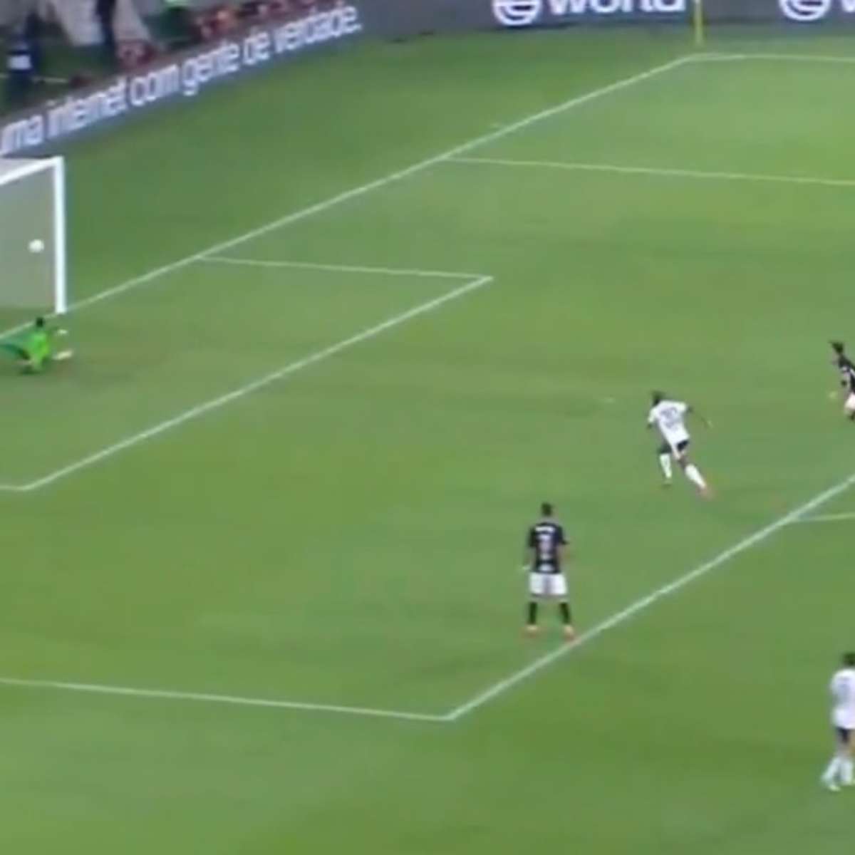 Léo Jardim comete falha em gol sofrido pelo Vasco e web reage: 'Amaldiçoado'