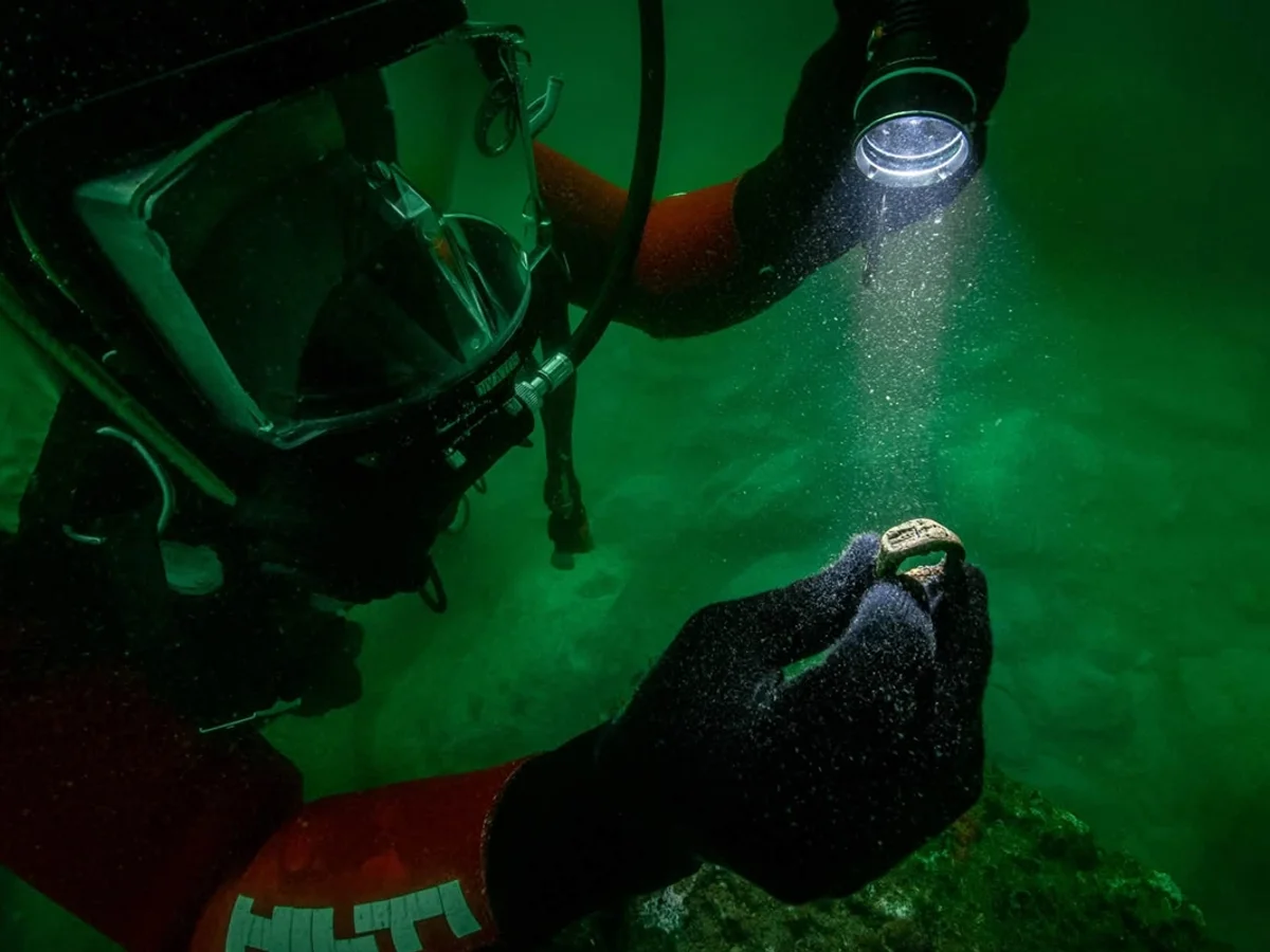 Palácio submerso no Egito guardou anel com imagem do Farol de Alexandria