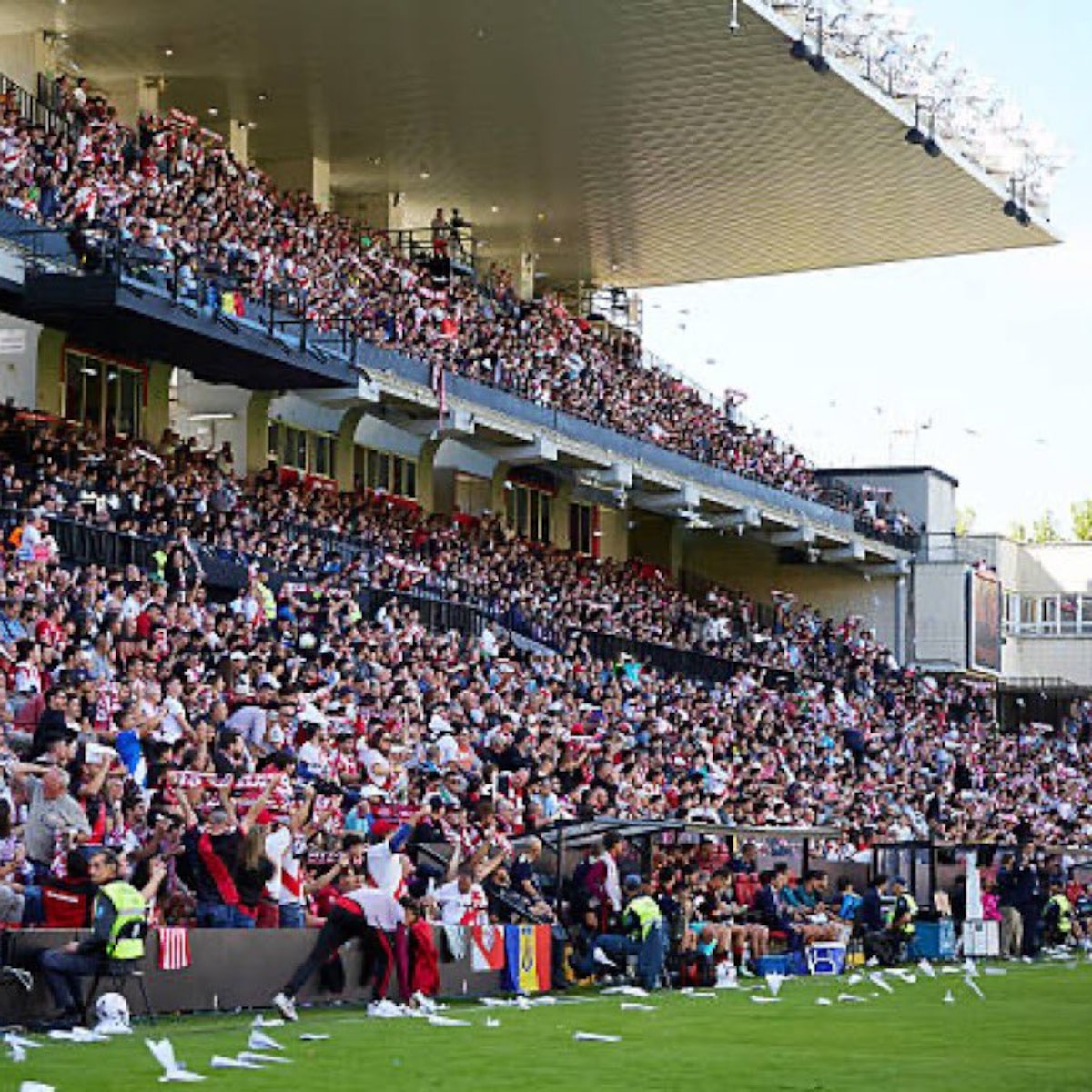 Partida de La Liga é cancelada após protestos de torcida com ‘aviõezinhos’ de papel