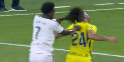Vinicius J&uacute;nior teve gol anulado e foi expulso ap&oacute;s puxar o cabelo de advers&aacute;rio Foto: Transmiss&atilde;o/La Liga / Esporte News Mundo