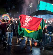 Apoiadores de Lula (PT) fazem festa na Avenida Paulista, em São Paulo, após a reeleição do petista Foto: VINCENT BOSSON/FOTOARENA/ESTADÃO CONTEÚDO