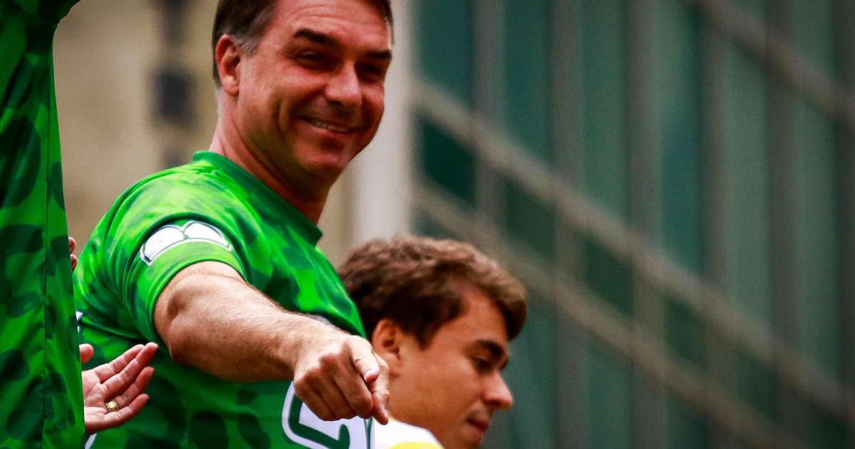 Dancinha funk, problema técnico e tietagem da PM: como foi o ‘bloco’ de Flávio Bolsonaro em São Paulo