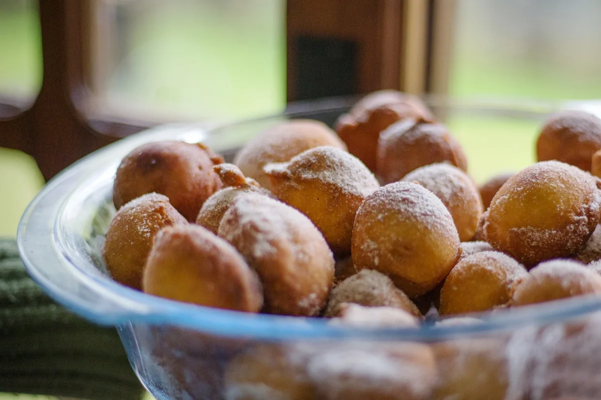 Imagem da matéria: Bolinho de chuva: receita sem leite e sem farinha de trigo derrete na boca