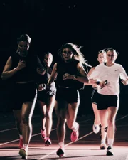 Nike transforma estrutura de aeroporto em pista para maratona feminina