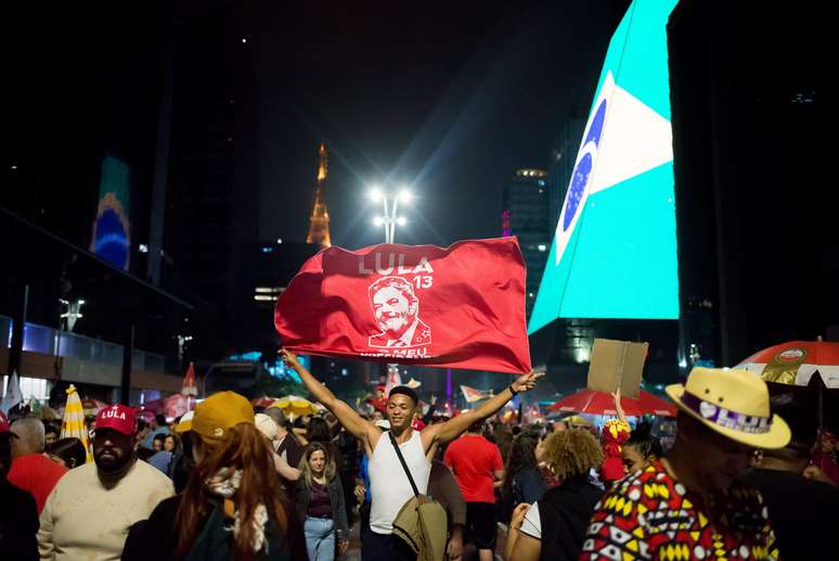 Beijos, Alckmin em evidência e festa para o Nordeste: como Lula foi recebido pela Avenida Paulista