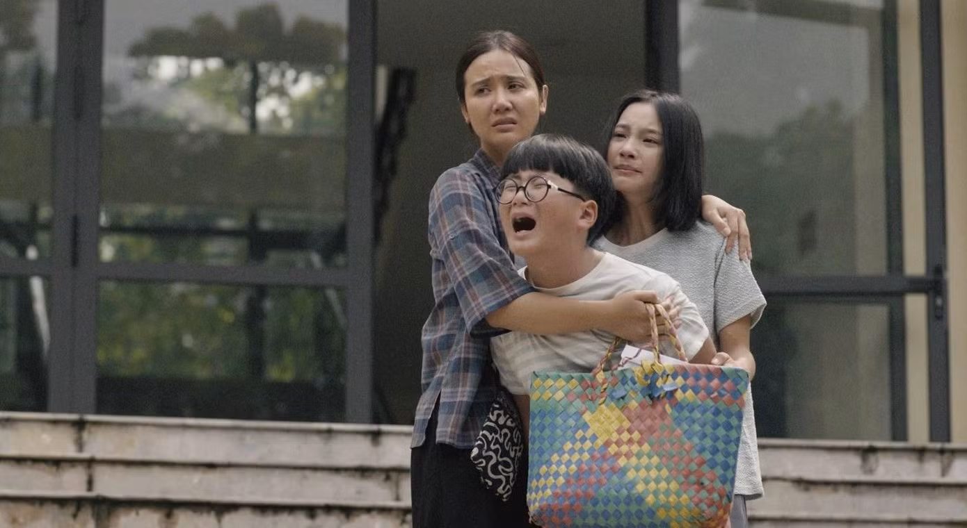 Căn nh&agrave; kh&ocirc;ng m&aacute;i che lấy bối cảnh v&ugrave;ng qu&ecirc; trung du Bắc bộ những năm 2009 - 2010, xoay quanh cuộc sống của nh&acirc;n vật Hạnh.
