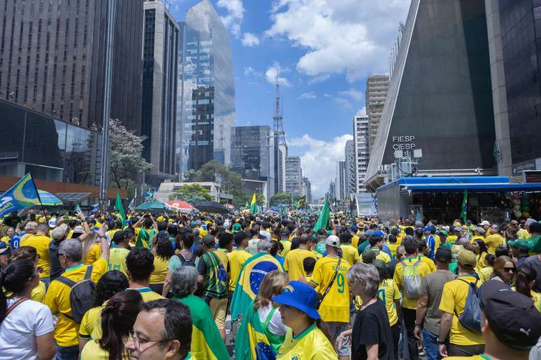 Dancinha funk, problema técnico e tietagem da PM: como foi o ‘bloco’ de Flávio Bolsonaro em São Paulo
