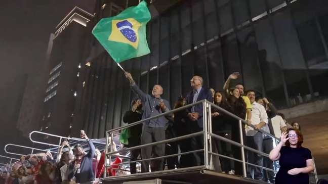 Beijos, Alckmin em evidência e festa para o Nordeste: como Lula foi recebido pela Avenida Paulista