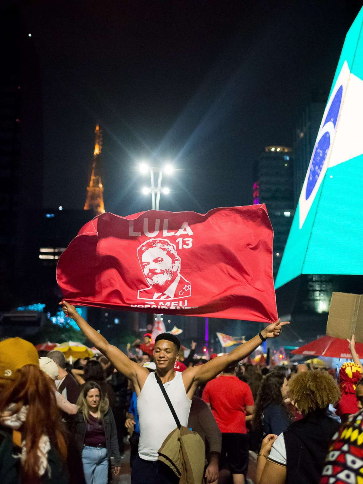 Beijos, Alckmin em evidência e festa para o Nordeste: como Lula foi recebido pela Avenida Paulista