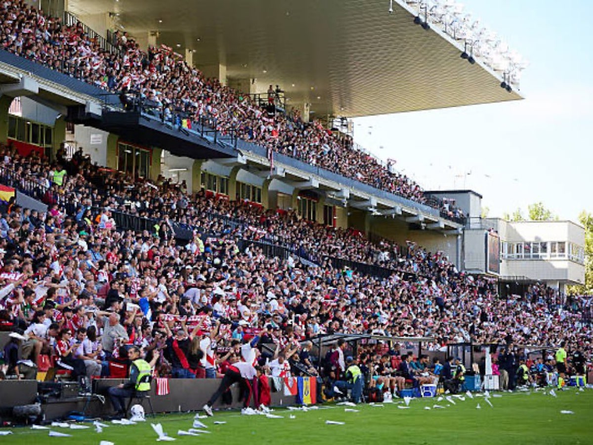 Partida de La Liga é cancelada após protestos de torcida com ‘aviõezinhos’ de papel