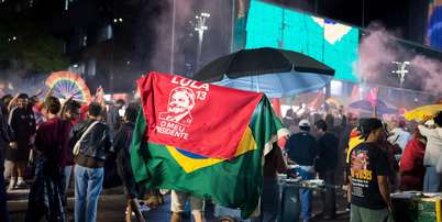 Apoiadores de Lula (PT) fazem festa na Avenida Paulista, em S&atilde;o Paulo, ap&oacute;s a reelei&ccedil;&atilde;o do petista Foto: VINCENT BOSSON/FOTOARENA/ESTAD&Atilde;O CONTE&Uacute;DO