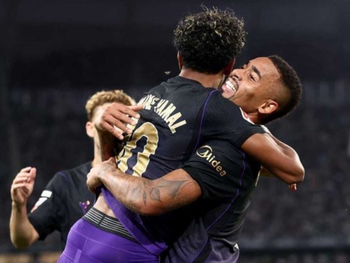 Barcelona goleia o Betis e mantém campanha perfeita na La Liga