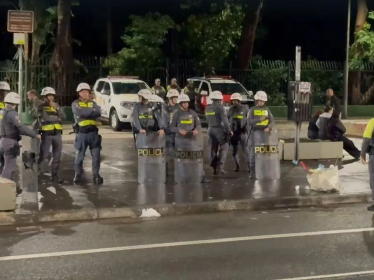 Cavalaria da PM chega à Avenida Paulista durante apuração da eleição