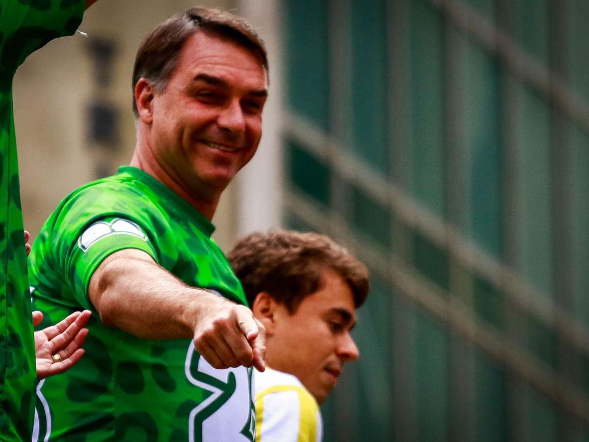 Dancinha funk, problema técnico e tietagem da PM: como foi o ‘bloco’ de Flávio Bolsonaro em São Paulo