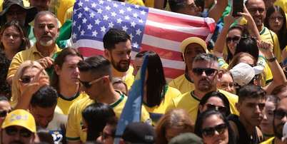 O candidato &agrave; Presid&ecirc;ncia da Rep&uacute;blica, Fl&aacute;vio Bolsonaro (PL) realiza campanha neste domingo na Avenida Paulista. Foto: tiago queiroz/Estadao / Estad&atilde;o