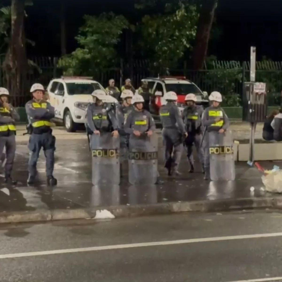 Cavalaria da PM chega à Avenida Paulista durante apuração da eleição