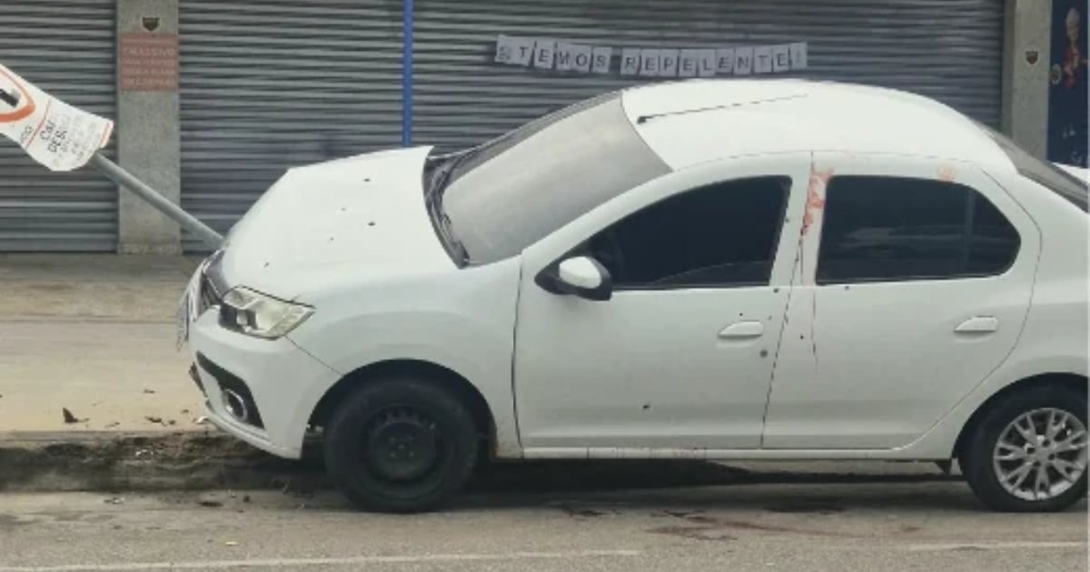 Jovem é morto a tiros dentro de carro e veículo bate contra poste de sinalização em BH