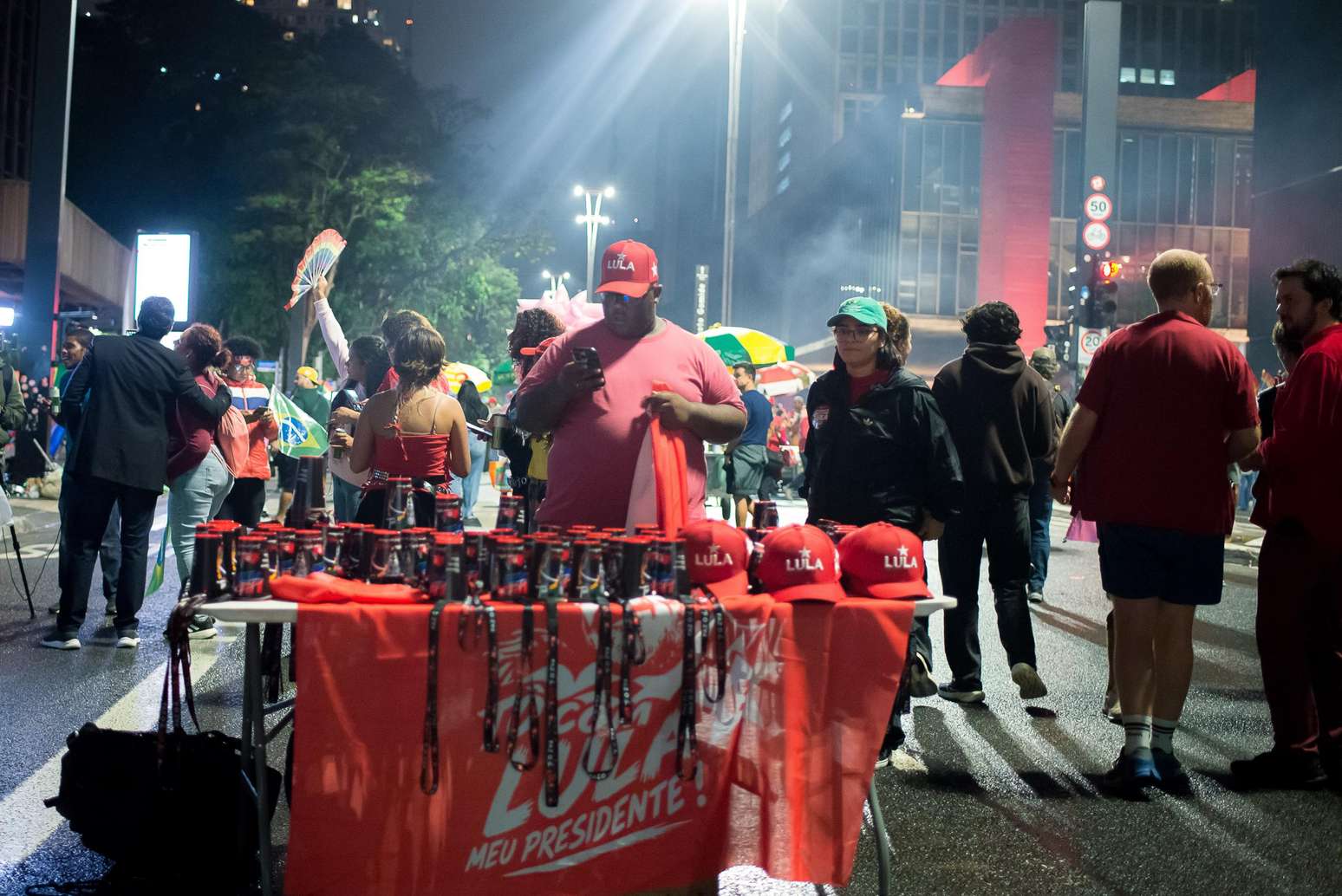 Apoiadores de Lula (PT) fazem festa na Avenida Paulista, em S&atilde;o Paulo, ap&oacute;s a reelei&ccedil;&atilde;o do petista