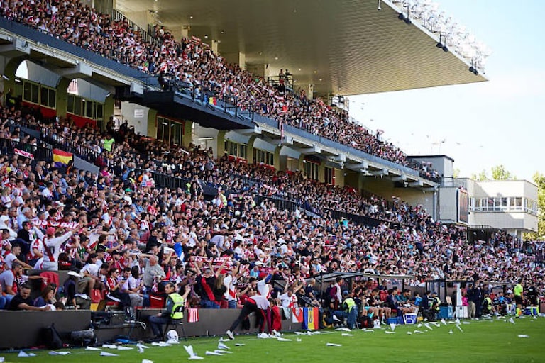 Partida de La Liga é cancelada após protestos de torcida com ‘aviõezinhos’ de papel